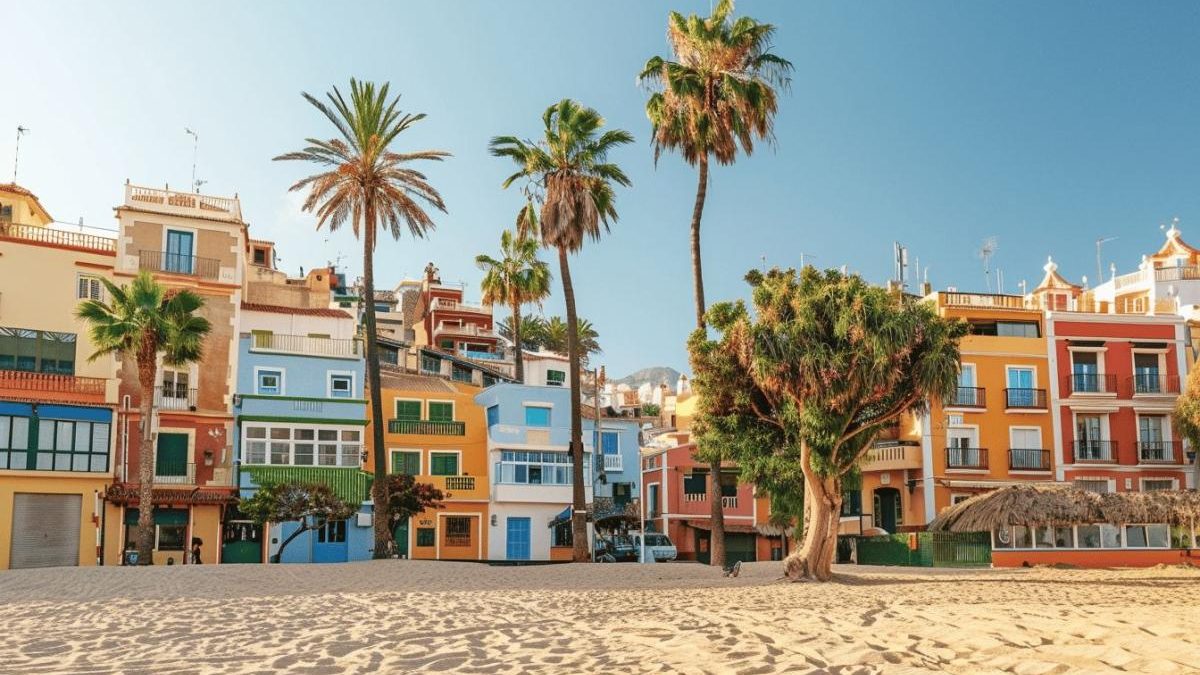 Discover Las Palmas : The vibrant capital of Gran Canaria with stunning beaches and rich Canarian culture
