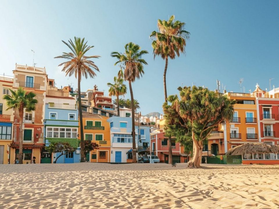 Discover Las Palmas : The vibrant capital of Gran Canaria with stunning beaches and rich Canarian culture